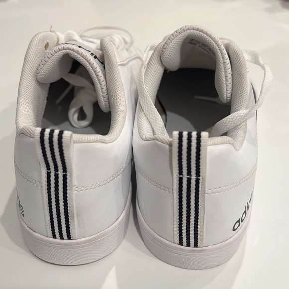 WOMEN ADIDAS TENNIS SHOES.  NEVER WORN!!  SIZE 8 - Picture 3 of 5